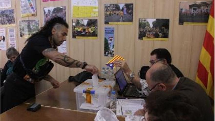 Un home introdueix una papereta en una urna durant la jornada de votació dels socis de l&#039;ANC.