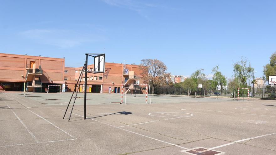 La lucha del colegio Cortes de Aragón por tener un patio &#039;verde&#039;: &quot;No tenemos fondos para hacerlo&quot;