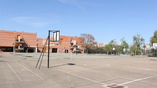 La lucha del colegio Cortes de Aragón por tener un patio 'verde': "No tenemos fondos para hacerlo"