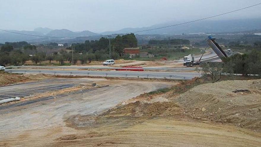 La Generalitat ha colocado vallas, concretamente quitamiedos, para impedir el acceso de las obras de la autovía a la carretera de Muro a Gaianes y L&#039;Orxa.