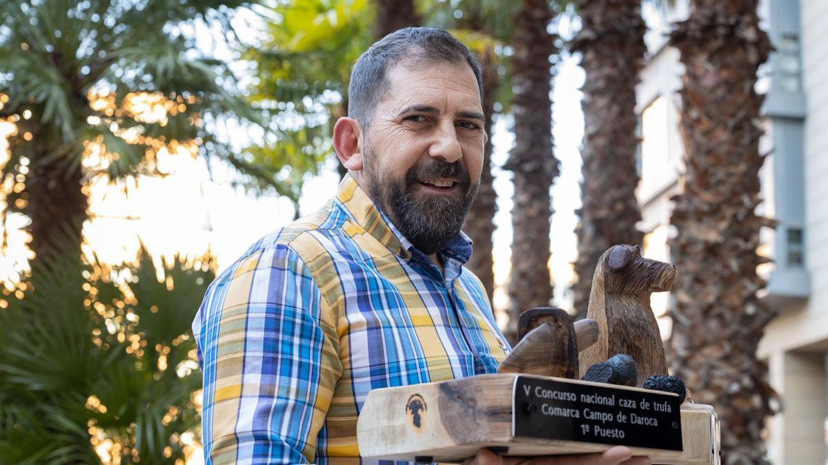 Carlos Diarte, con los trofeos del concurso de perros truferos de Daroca.