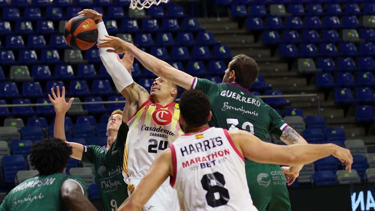 Wiley pelea un rebote con Guerrero durante el partido en Málaga