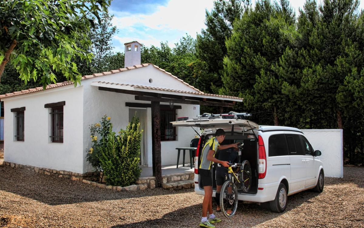 Un ciclista guarda una bicicleta en una furgoneta