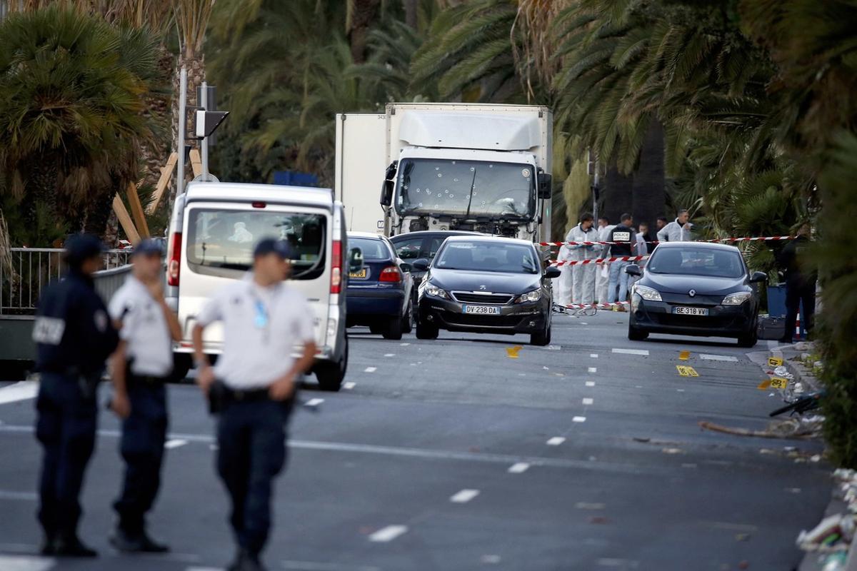 França eleva a 84 els morts en l'atemptat amb un camió a Niça