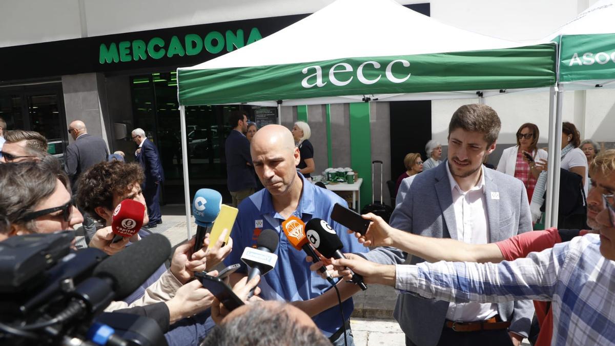 Joan Peñarroya, entrenador del Valencia BC, atiende a la prensa en la mesa de Cuestación contra el Cáncer