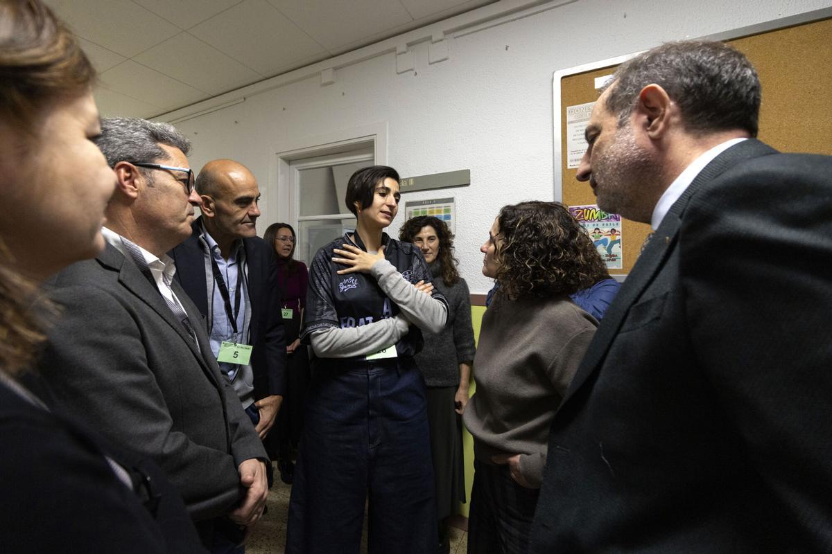 GRAFCAT8424. BARCELONA, 13/02/2026.- La actriz Alba Flores ha visitado este viernes el centro penitenciario Wad-Ras en Barcelona, donde, tras el visionado de la película 'Flores para Antonio', que homenajea a su padre, Antonio Flores, ha conversado con un grupo de reclusas sobre la culpa, el duelo y cómo seguir adelante. EFE/Marta Pérez