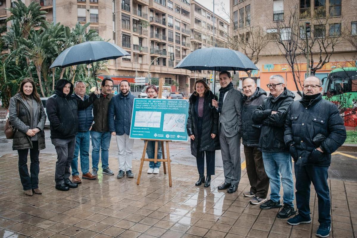 Carrasco, Toledo y Ortolá junto a vecinos y técnicos municipales, este lunes en la avenida de Valencia.