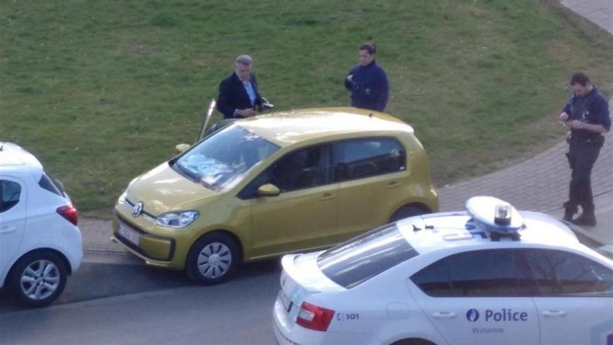 Dos hombres vestidos de guardias civiles entran en la casa de Puigdemont en Waterloo