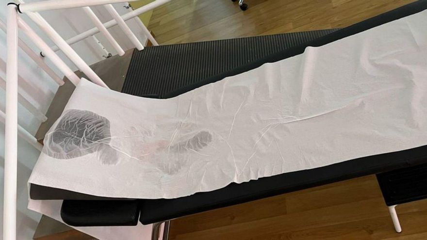 Camilla de fisioterapia tras una sesión en un día caluroso. | Satse