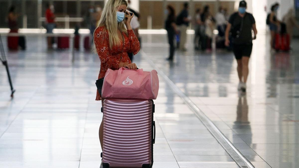 Una pasajera en el aeropuerto de Málaga.