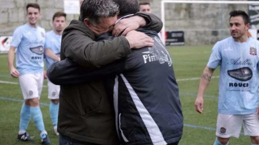 El abrazo entre el presidente y el entrenador.