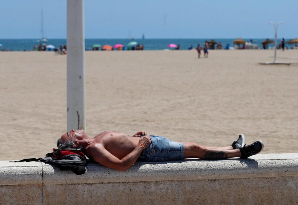 Primer día tras el estado de alarma: playas, centros comerciales y vuelos en Manises