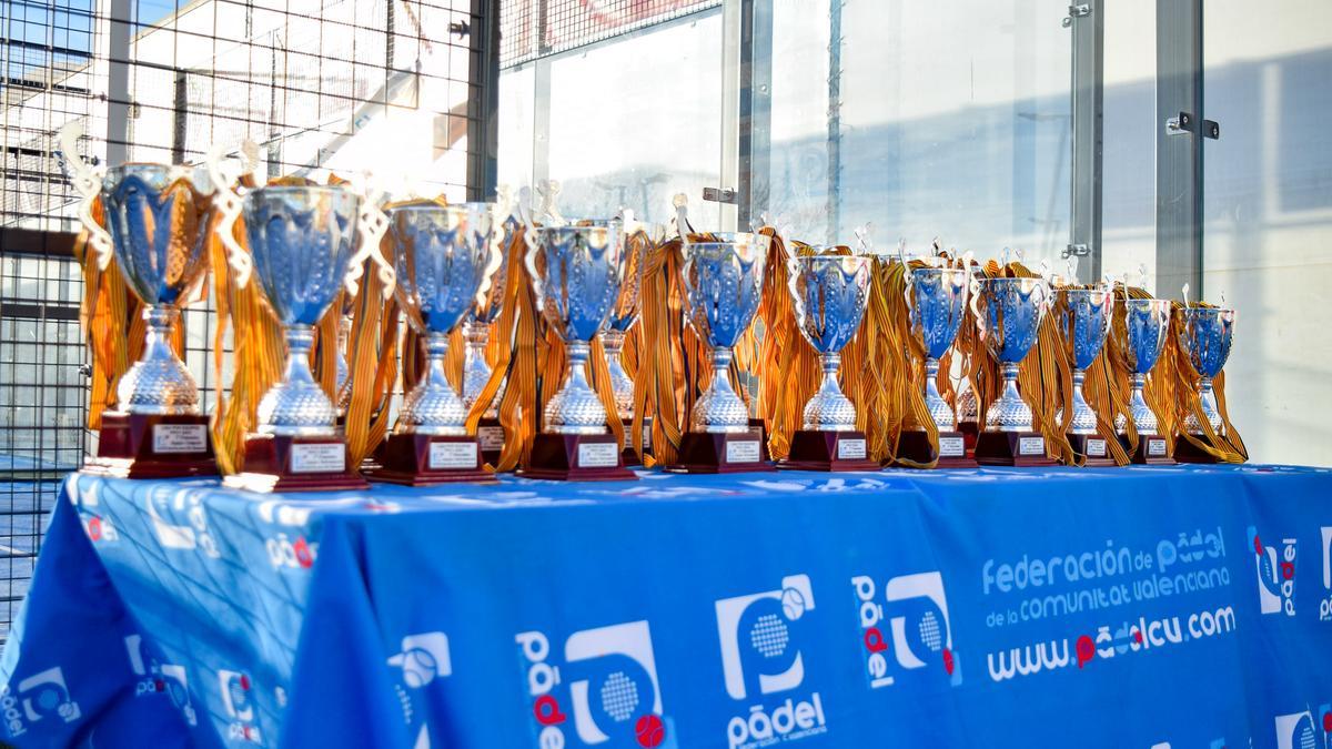 Trofeos para los campeones y subcampeones de la Liga por Equipos FPCV 22/23.