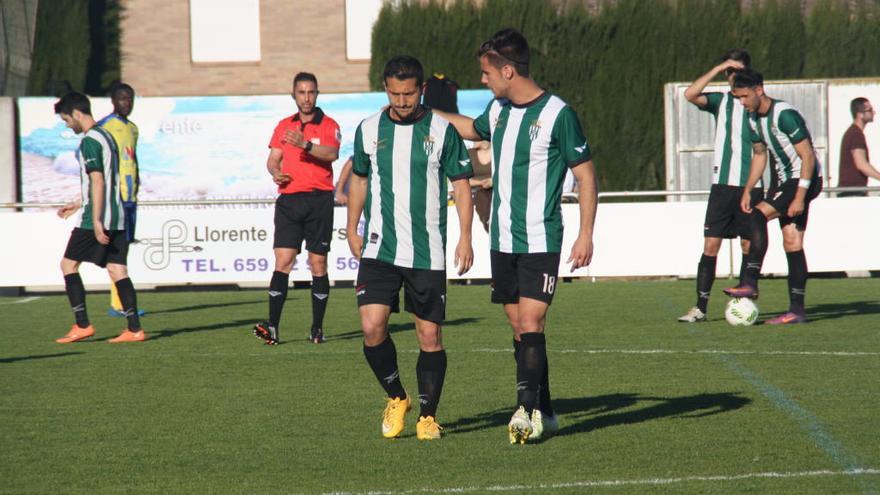 Coro i Carbonell, a la foto en el duel contra el Palamós, van rebre la cinquena groga