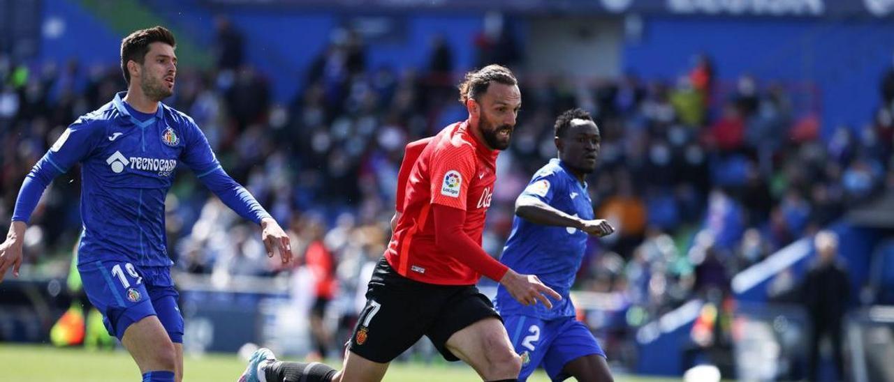 El delantero del Mallorca Vedat Muriqi persigue la pelota en el partido ante el Getafe.