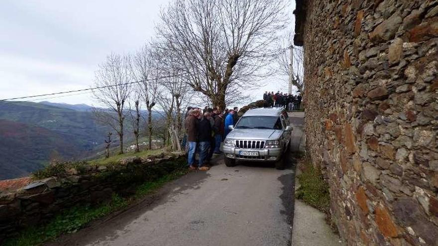 Allegados y compañeros rodean el coche fúnebre. // LNE