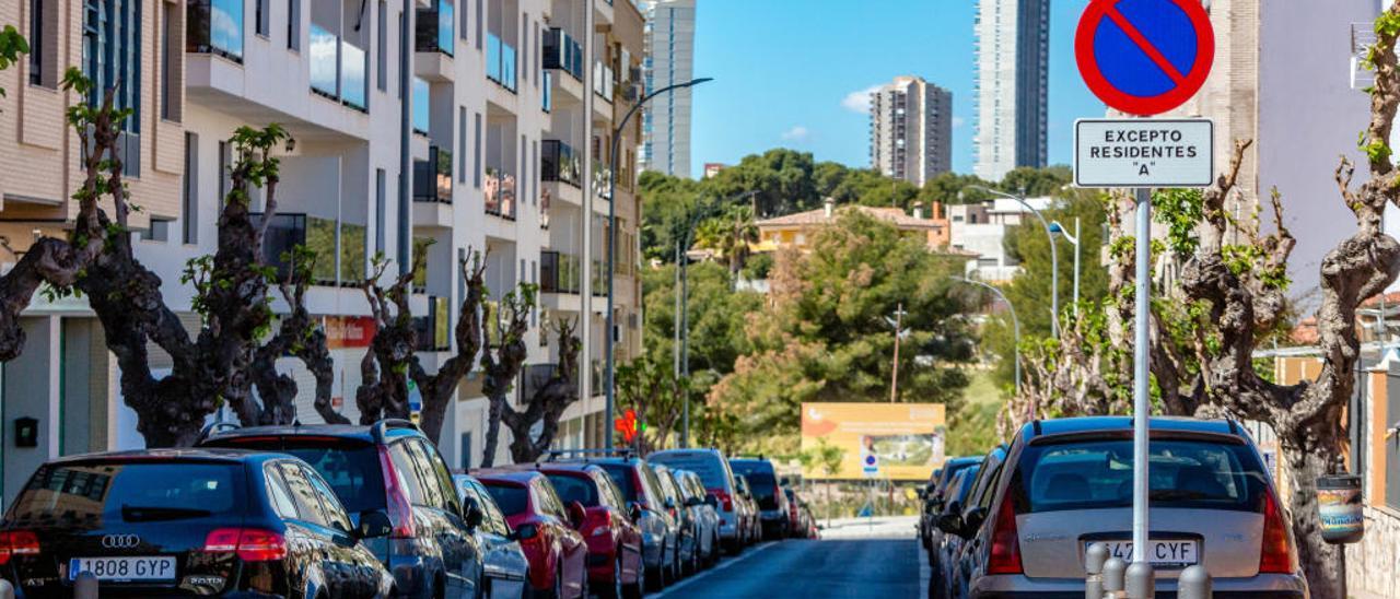 Una de las calles del barrio de Colonia Madrid donde solo pueden aparcar los residentes desde hace un mes.