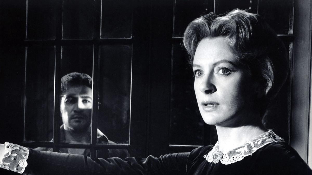 Peter Wyngarde y Deborah Kerr en una imagen de 'The innocents'.