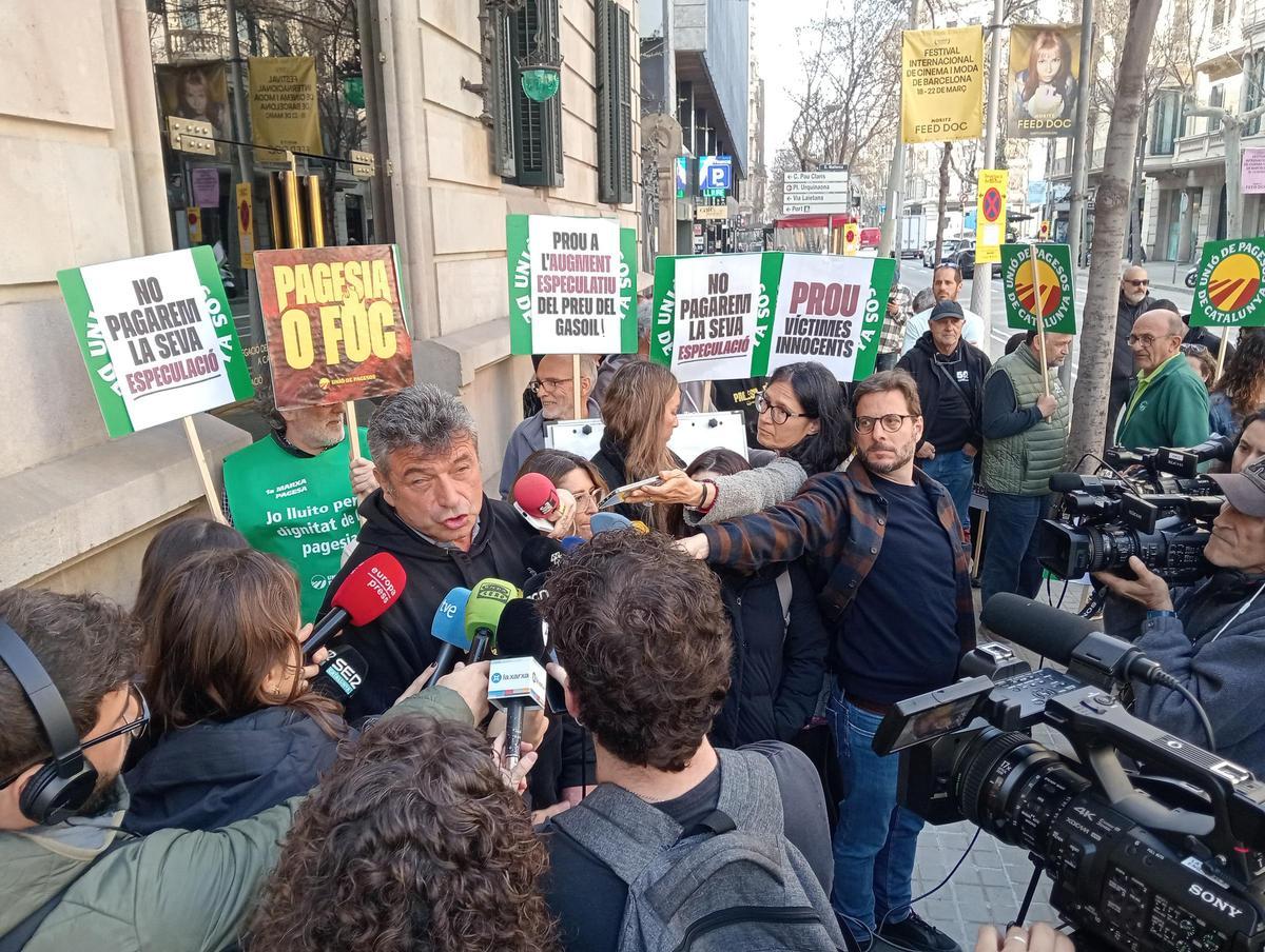 Un momento de la concentración de Unió de Pagesos ante la sede de la Delegación del Gobierno en Barcelona.