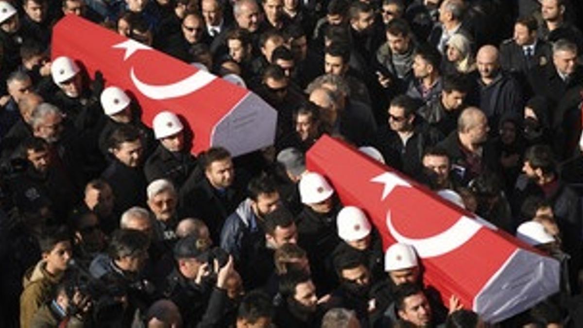 Entierro de las víctimas de los atentados de Estambul.