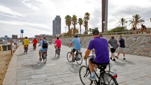 Ciclistas por el litoral de Barcleona, en una imagen de archivo