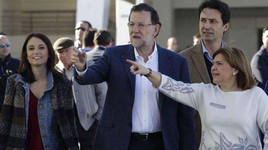 Rajoy, entre la presidenta del PP valenciano, Isabel Bonig (derecha), y la vicesecretaria Andrea Levy. // Reuters