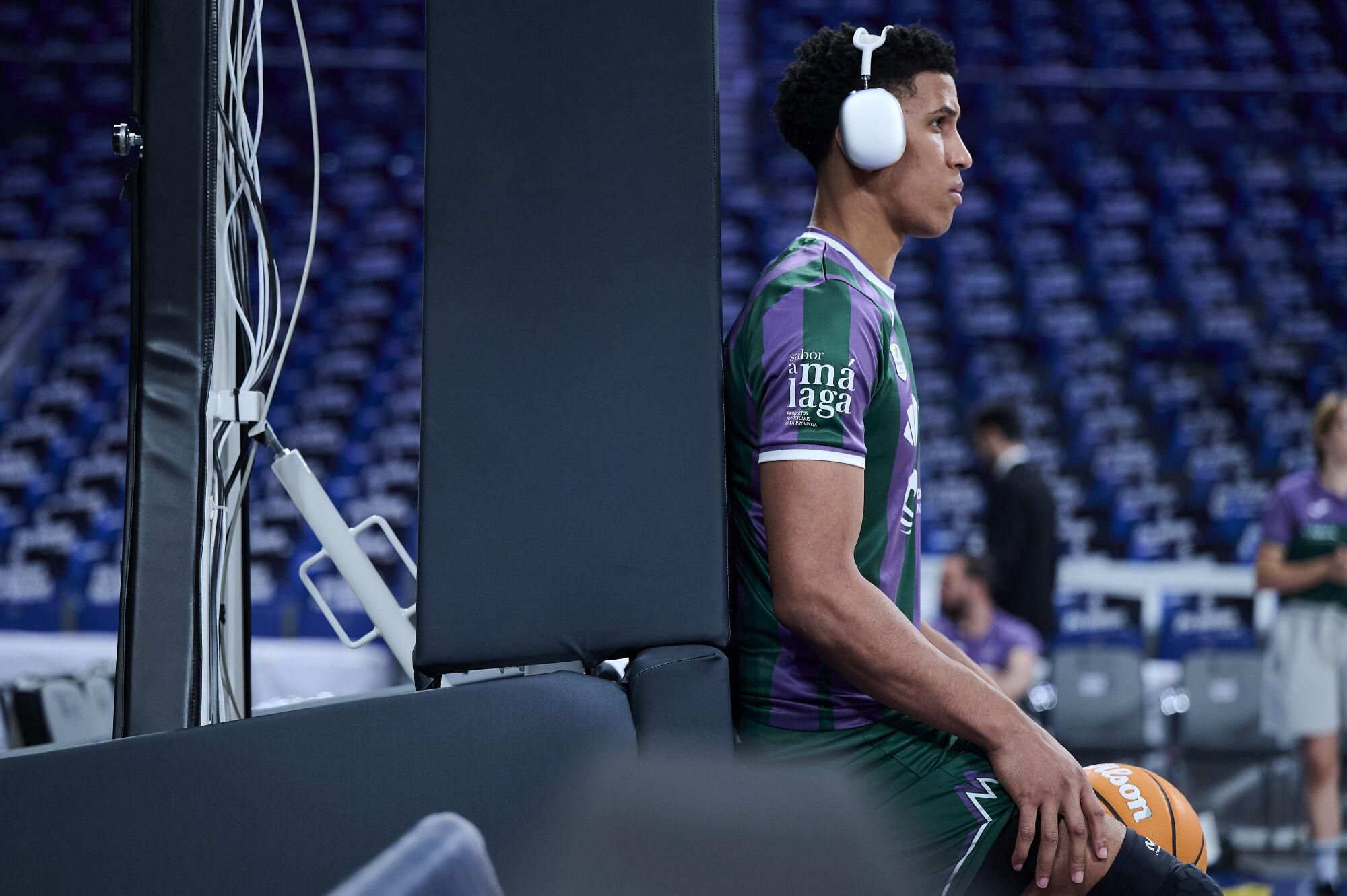Llegada del Unicaja al Movistar Arena y calentamiento de los verdes