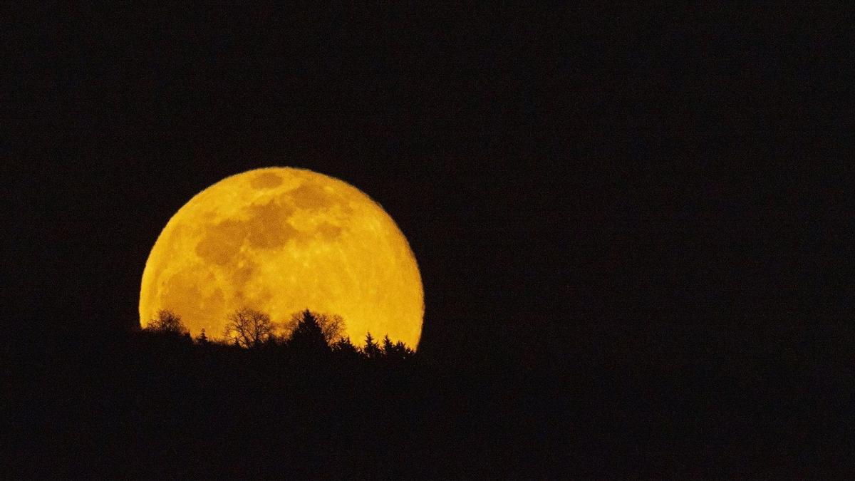 La superluna se produce en su máximo acercamiento a la Tierra