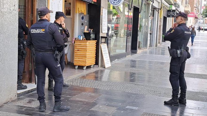 Operativo policial en una vivienda de la calle San Bernardo de Las Palmas de Gran Canaria, ayer. | | LP/DLP
