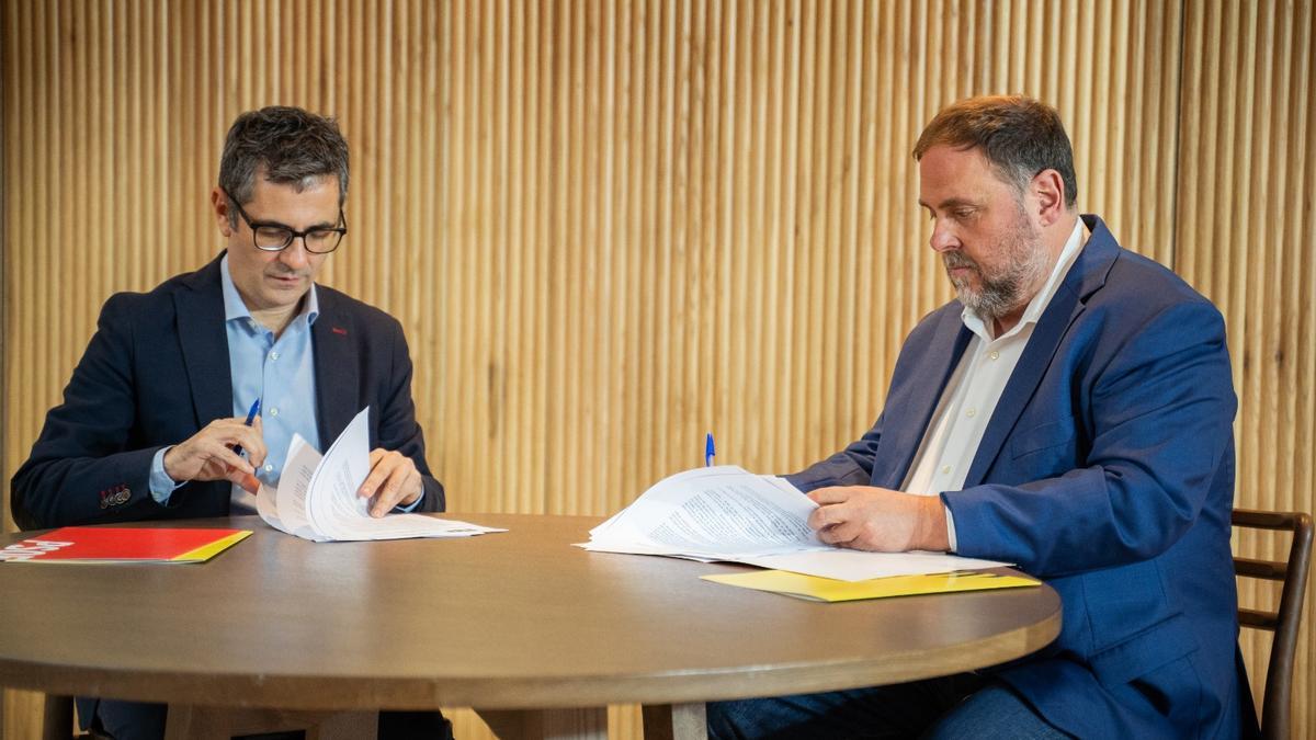 Oriol Junqueras y Félix Bolaños en la firma del pacto de investidura de Pedro Sánchez