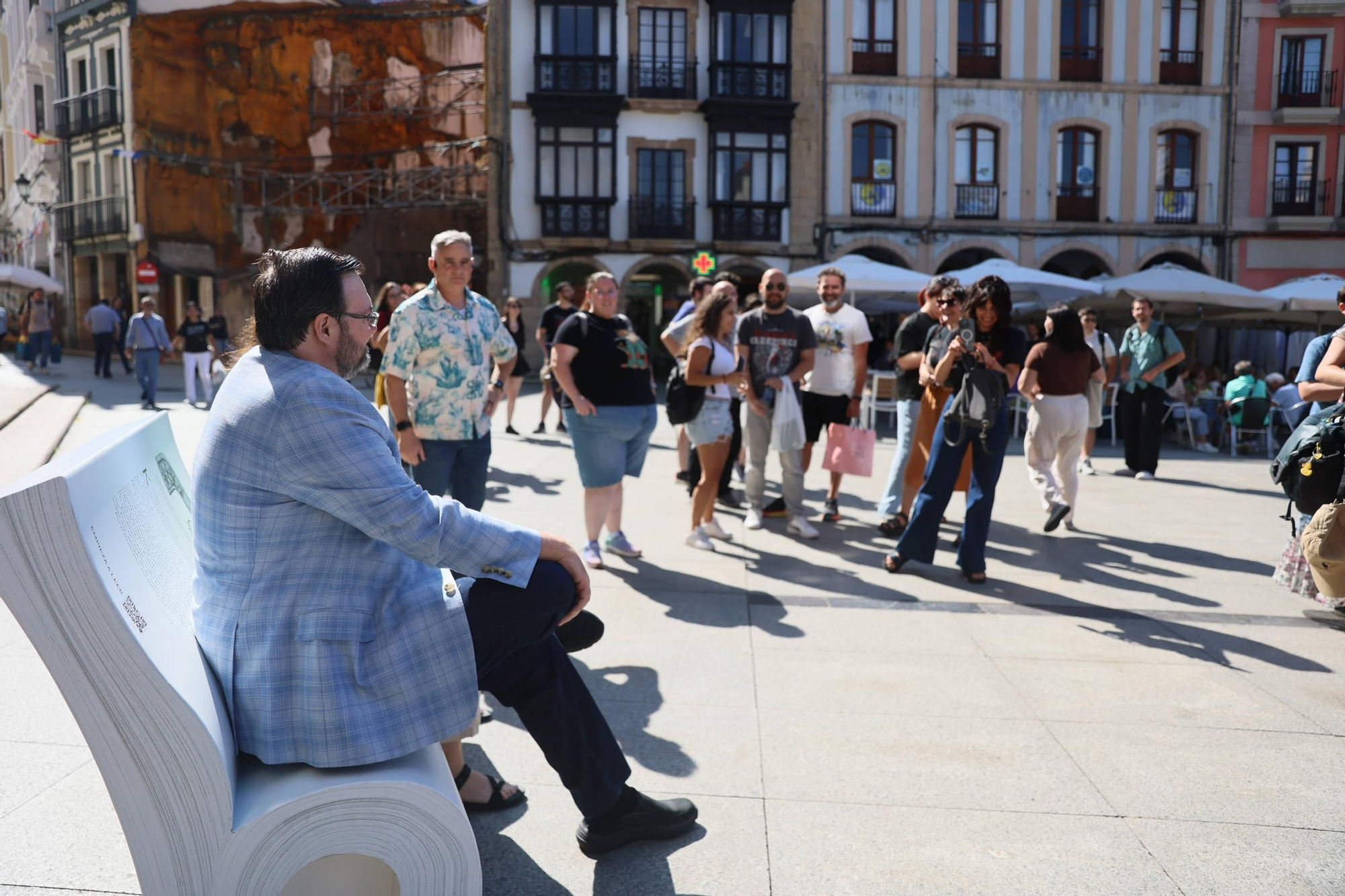 EN IMÁGENES: La "Sanderson-manía" no cesa en Avilés: miles de seguidores abordan a la estrella del Celsius