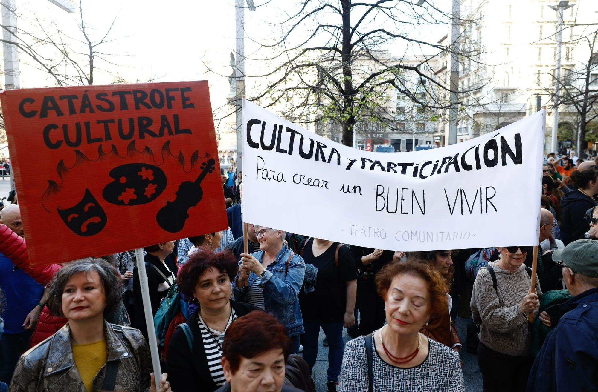 En imágenes | Nueva protesta de Bloque Cultural en la plaza España de Zaragoza