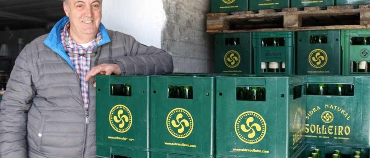 Pepe Lorido, &quot;Solleiro&quot;, junto a cajas de sidra que produce en su lagar de Taramundi.