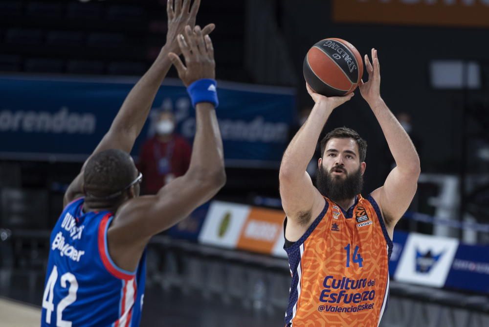 Partido Euroliga entre Anadolu Efes y Valencia Basket