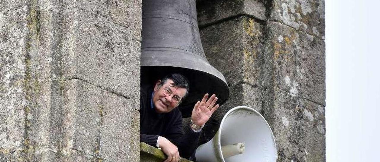 Juan Miguel Abal Rey saluda desde el campanario de la iglesia de Alba. // Gustavo Santos