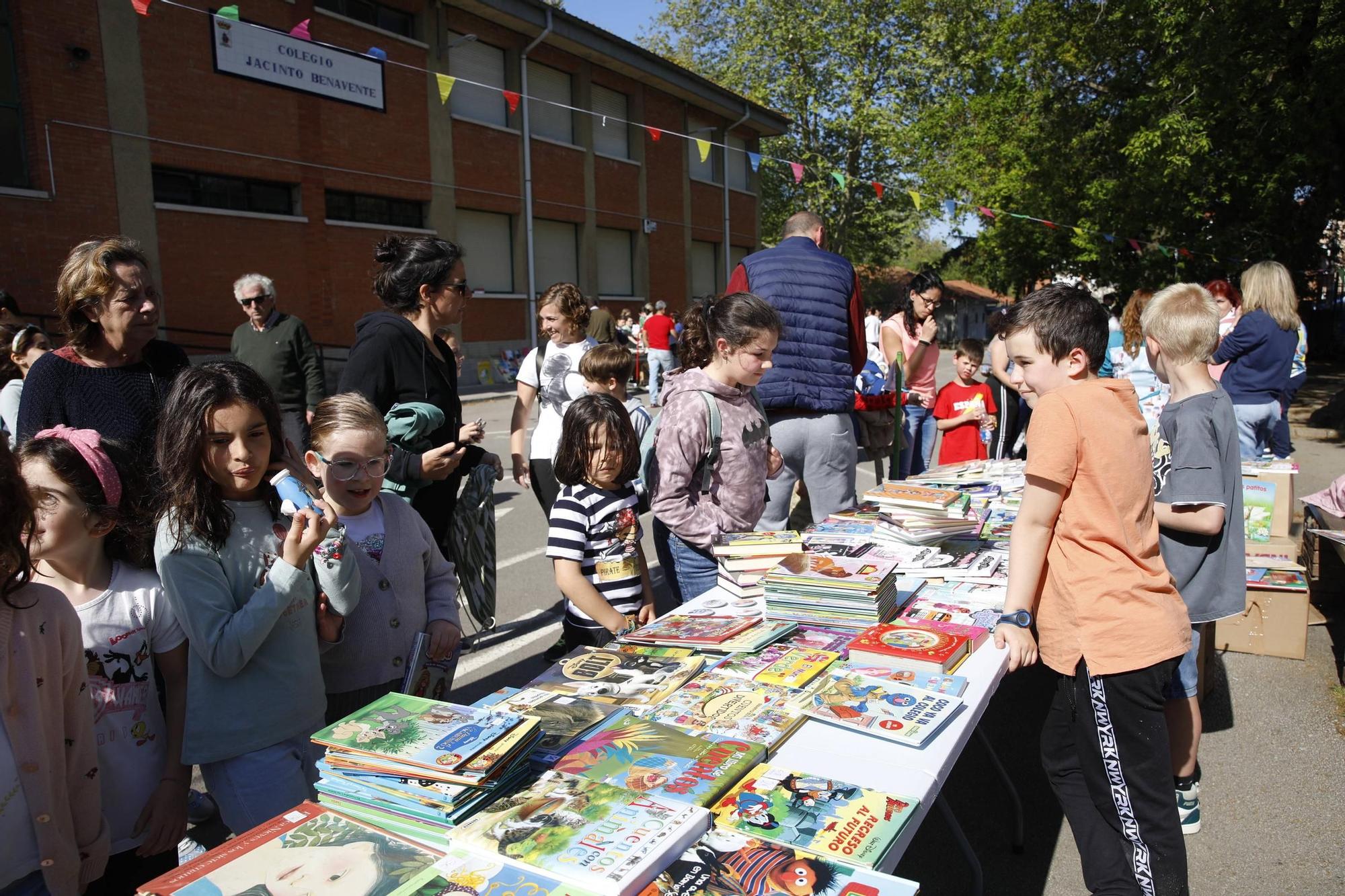 En imágenes: El colegio Jacinto Benavente disfruta de su primera feria del libro