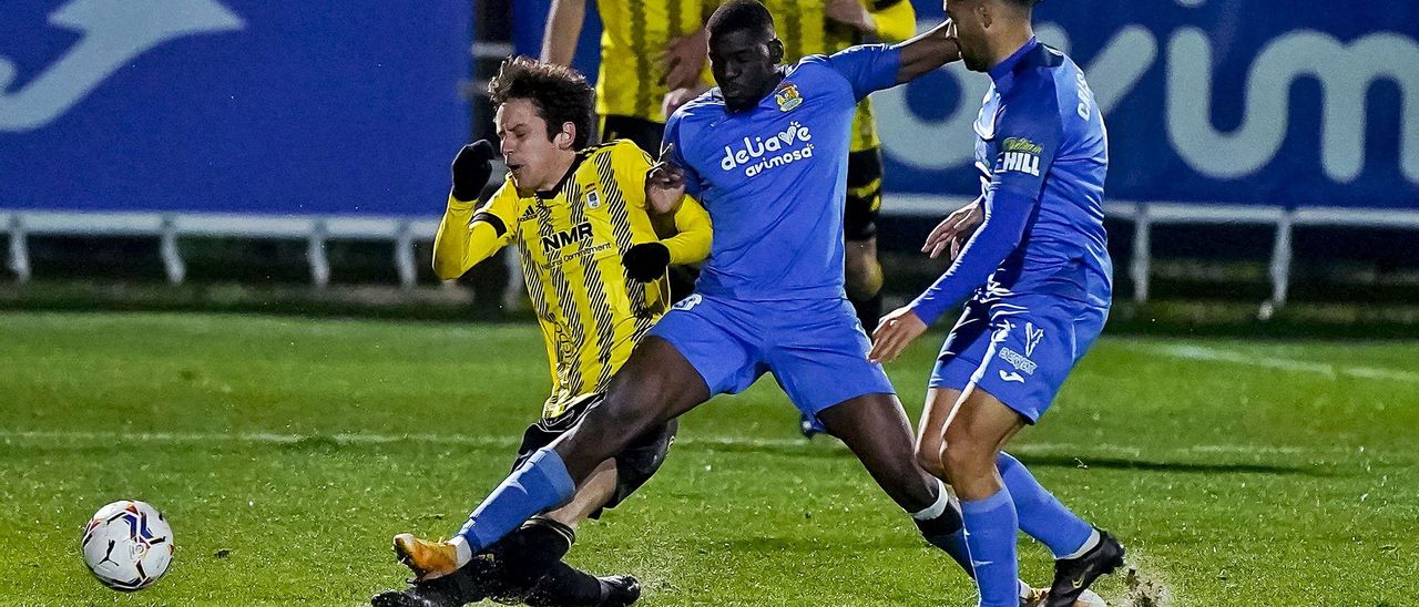 Marco Sangalli, disputando un balón con Nteka en el partido del lunes ante el Fuenlabrada. | LOF