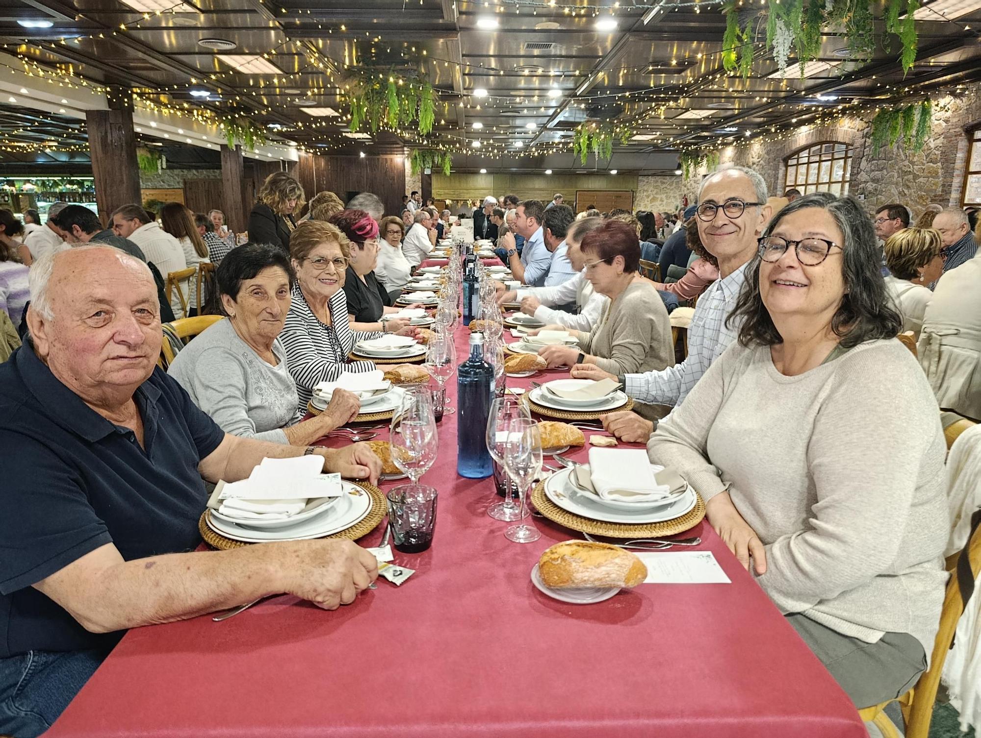 Emotivo y multitudinario homenaje a los sanitarios de Villabona