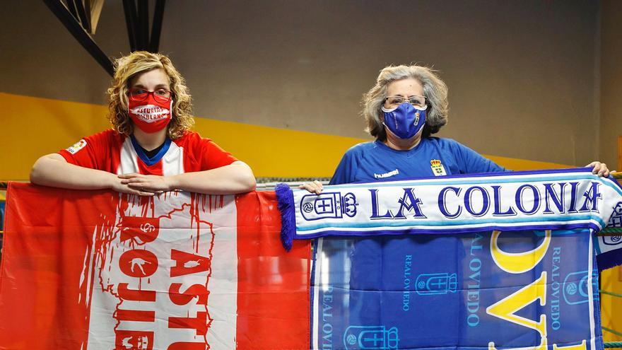 La rivalidad a pie de calle: el derbi de “Lore” y “Miche”, aficionadas del Sporting y del Oviedo