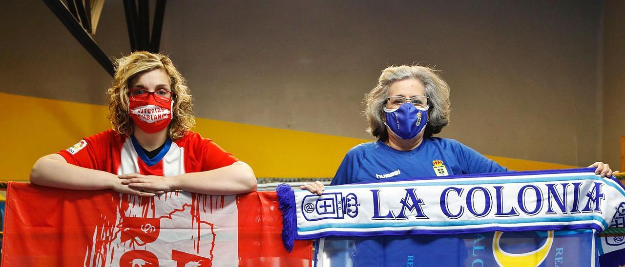 Por la izquierda, Lorena Tuero y Edelmira  Riestra, “la Miche”, en el ring del Centro Deportivo Gijón. | |  ÁNGEL GONZÁLEZ