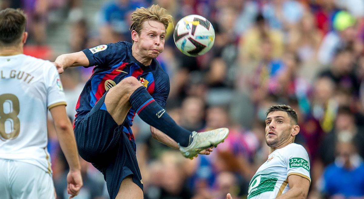 Frenkie de Jong se anticipa a Lucas Boyé durante el partido de liga entre el FC Barcelona y el Elche en el Camp Nou. 