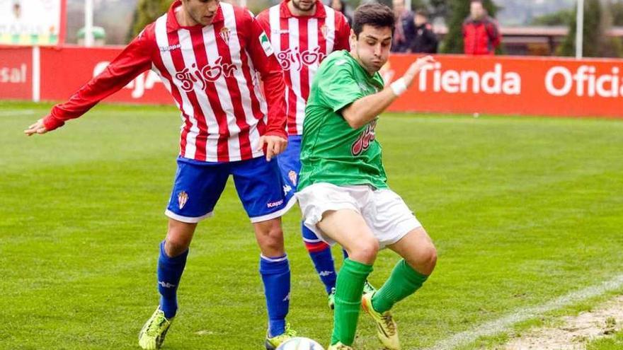 Viesca, con Sergio Menéndez a la expectativa, pugna por un balón con Fran Pastor, jugador del Guijuelo.