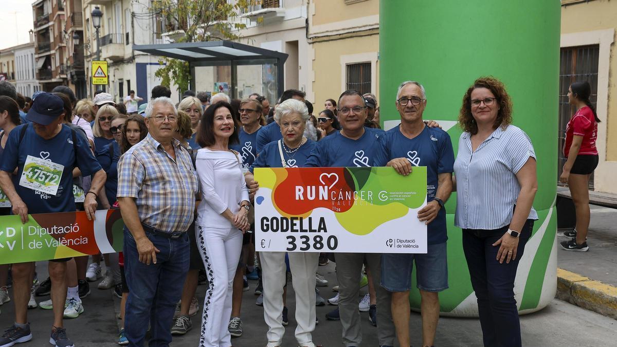 El alcalde, José María Musoles, muestra la recaudación.