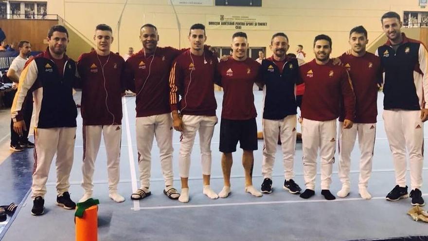 Los gimnastas de la selección española desplazados a Rumanía, con Adrià Vera el cuarto por la derecha. |