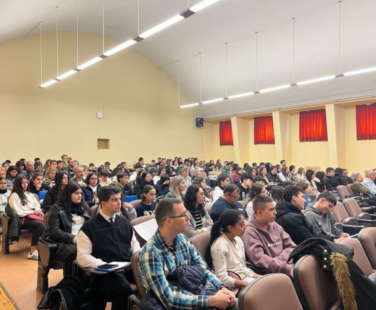 El maestro Ricard Vila Barceló, durante la charla que impartió a los alumnos en el salón de actos del IES Universidad Laboral. | | ALBA PRIETO