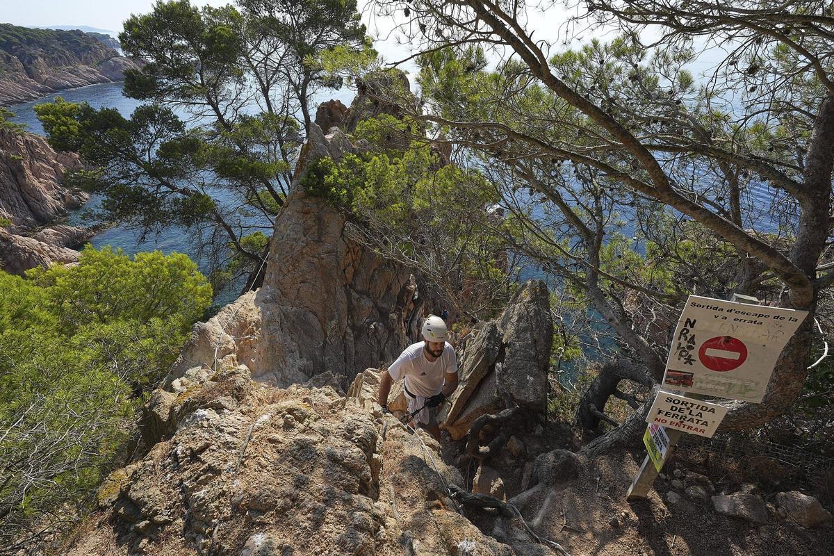 Les imatges de la via ferrada de la Cala del Molí que hauran de desmantellar Les imatges de la via ferrada de la Cala del Molí que hauran de desmantellar