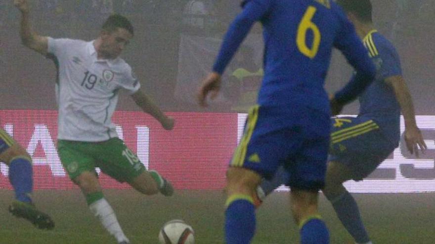 Imagen del partido Bosnia-Irlanda, jugado bajo una intensa niebla.