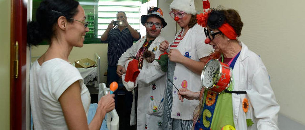 Los payasos David Rodríguez, Regina Gargallo y Mercedes Crespo durante una de sus actuaciones