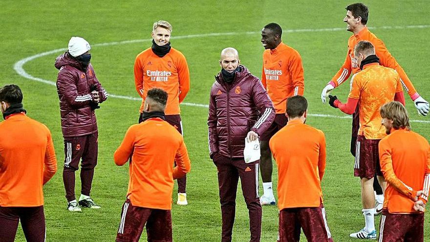 El Madrid, en el entrenamiento de ayer en Ucrania. |  // EUROPA PRESS