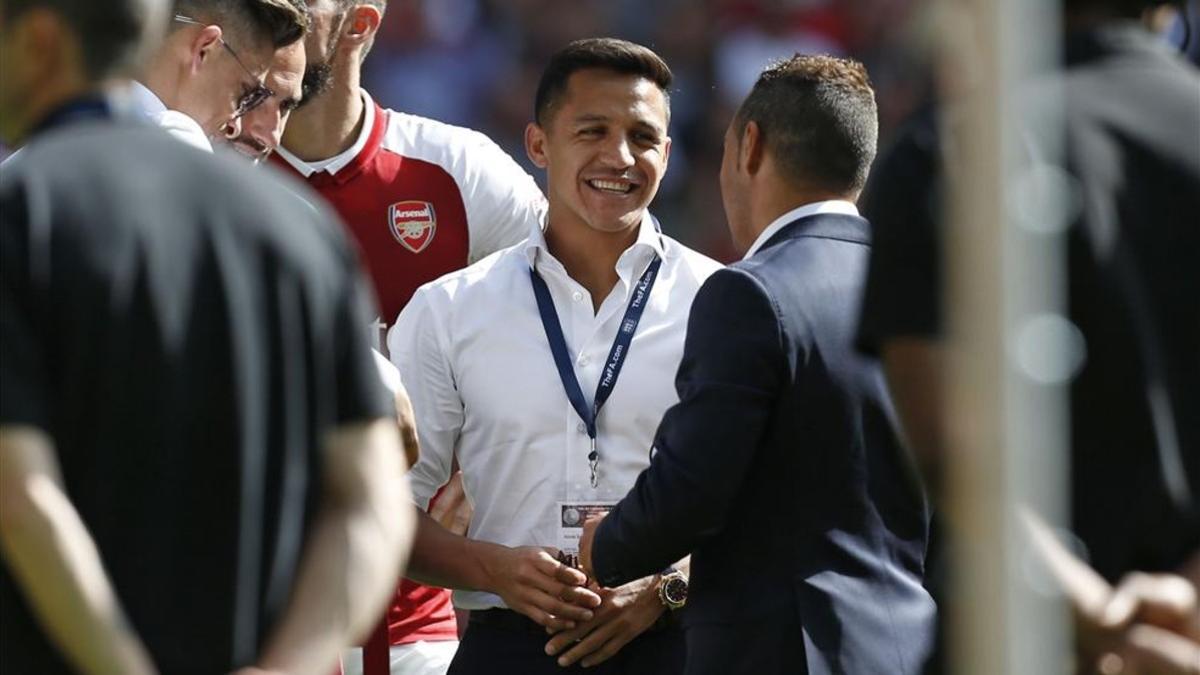 Alexis hablando con Cazorla antes de la final, luego su enfado fue mayúsculo